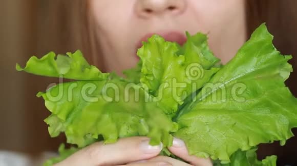 女人吃绿色沙拉健康饮食观念素食纯素生食饮食视频的预览图