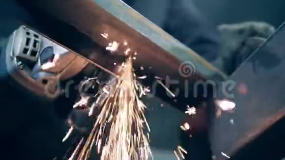 一个人用磨床切割金属视频的预览图