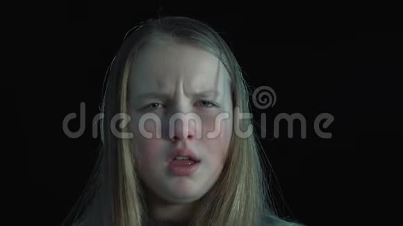一个可爱的生病的女孩吃了一颗药丸用一杯水喝了它病毒感染咽喉感染视频的预览图