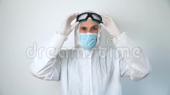 消毒器戴上安全眼镜防护罩和面罩的病毒学家在办公楼工作视频的预览图