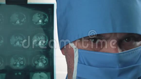 男医生眼睛眨巴外科医生戴医用口罩和帽子1视频的预览图