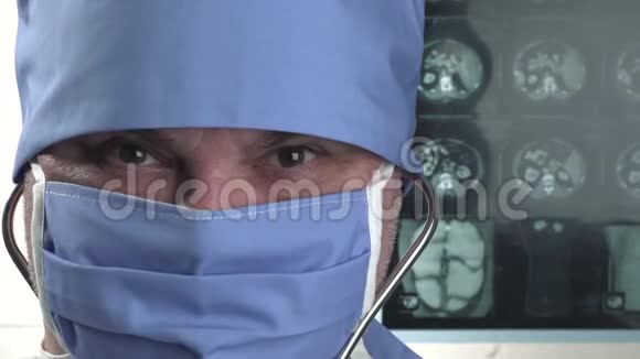 戴防护医疗面罩的微笑阳性医生的肖像显示OK标志手势视频的预览图