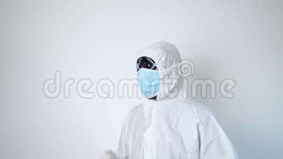 戴着保护罩和面具的人在白色背景上跳舞冠状病毒概念图视频的预览图