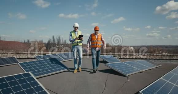 工程师和技术人员讨论太阳能电池板视频的预览图