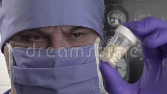 快关门质量控制人员在实验室检查药片制药实验室技术人员检查医疗丸的质量视频的预览图
