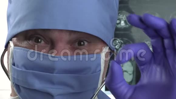 戴防护面罩的微笑阳性医生肖像显示OK标志手势2视频的预览图
