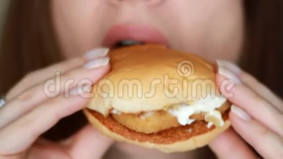 把吃汉堡包的女人关起来快餐视频的预览图