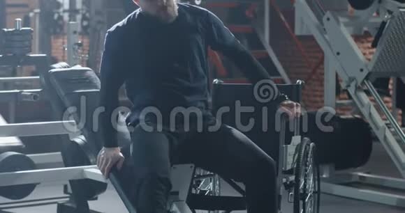 残疾人从长凳移动到轮椅视频的预览图