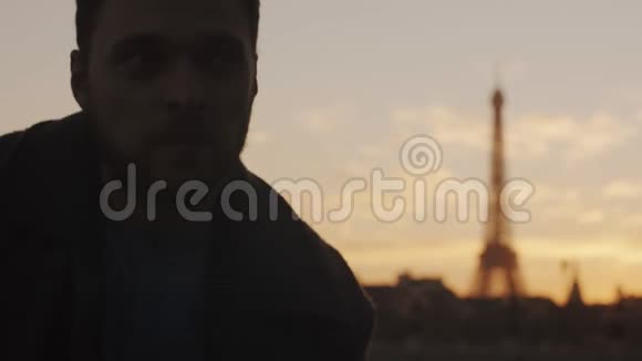 特写日落肖像体贴的欧洲年轻人直视巴黎埃菲尔铁塔天景慢动作视频的预览图