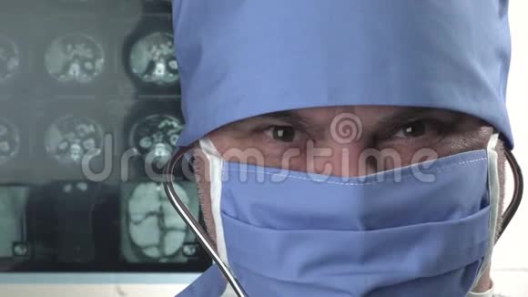 戴防护面罩的微笑阳性医生肖像显示OK标志手势视频的预览图
