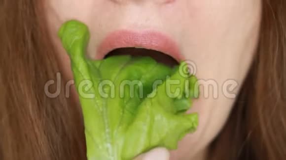 年轻的女人吃绿色沙拉概念体重控制饮食健康生有机天然食品维生素素食视频的预览图