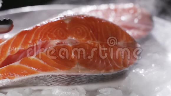 新鲜的鲑鱼准备煮视频的预览图
