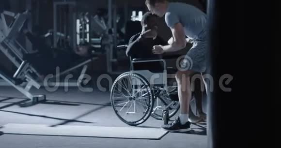 轮椅男子锻炼仰卧起坐视频的预览图