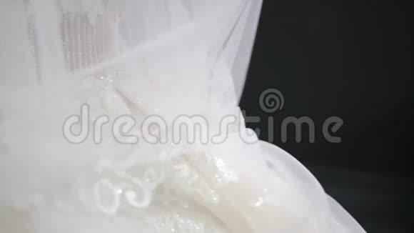 新娘在摇动婚纱的时候正在玩的白色婚纱和面纱视频的预览图