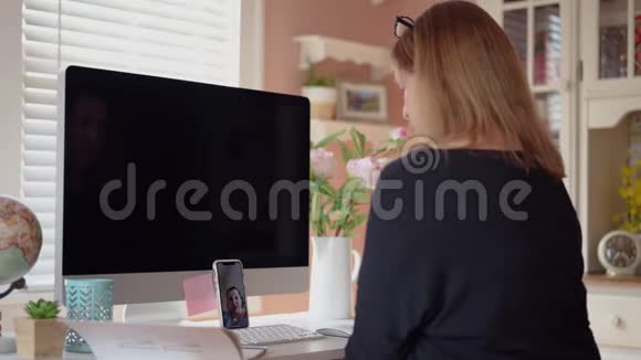家庭办公室的女人在视频通话中视频的预览图