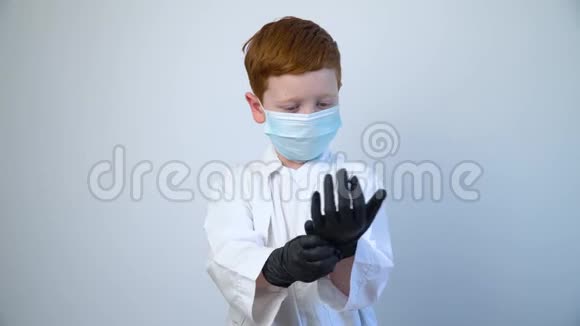 戴防护面罩的白种人小医生识字医生戴上黑色防护手套视频的预览图
