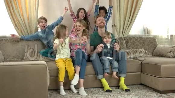 快乐的白种人家庭看电视视频的预览图