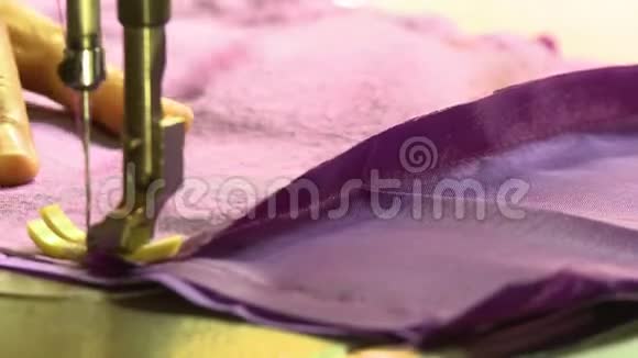 缝一个紫色的材料视频的预览图