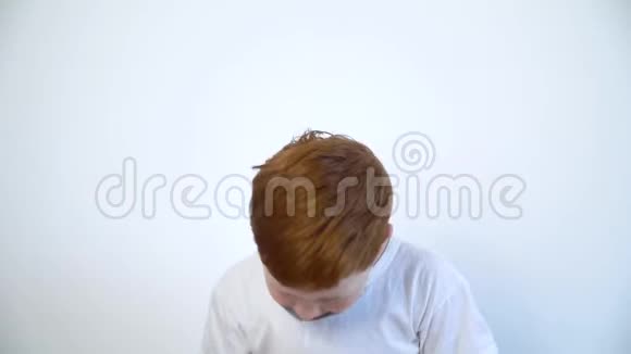 一个戴着防护面罩的听诊器的白种人小红发男孩小红发男孩表演视频的预览图