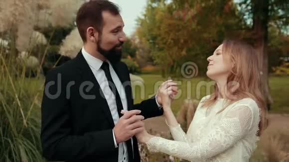 恋爱中的年轻夫妇牵手交谈和微笑视频的预览图