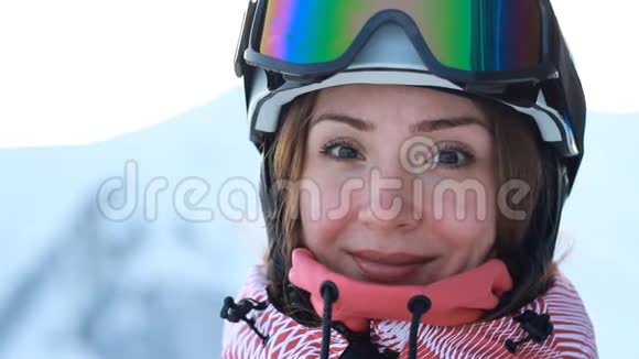 特写肖像女滑雪者在山上滑雪或滑雪板运动中的胜利胜利胜利的概念视频的预览图