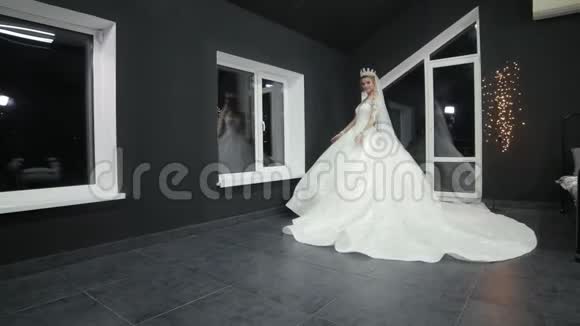 新娘头上戴着皇冠站在白色婚纱上露出微笑视频的预览图