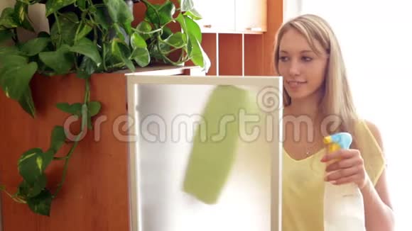 戴黄色清洁玻璃的女孩视频的预览图