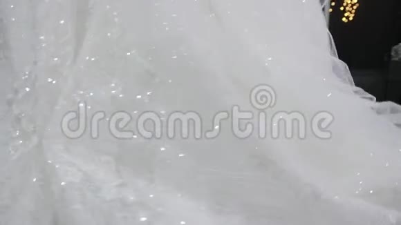 白色闪亮婚纱的特写新娘从左到右视频的预览图