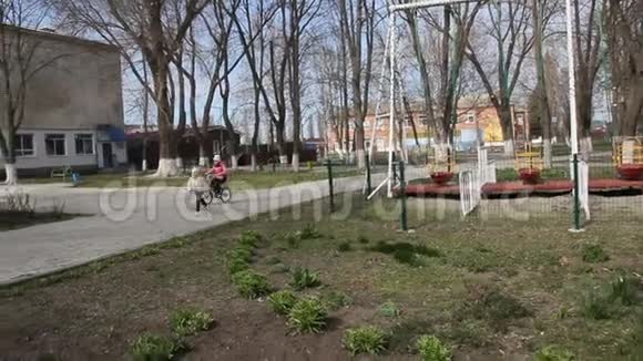 孩子们在公园里跑步和骑滑板车视频的预览图