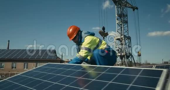 安装太阳能板的技术员视频的预览图