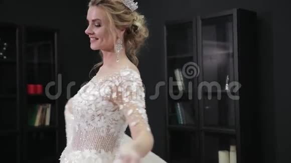 身穿白色婚纱头戴皇冠的金发新娘向前走视频的预览图