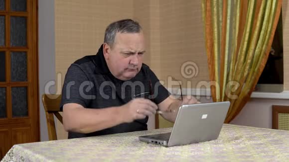 人类第一次使用笔记本电脑这位老人几乎不用手提电脑硬按按钮一个男人视频的预览图