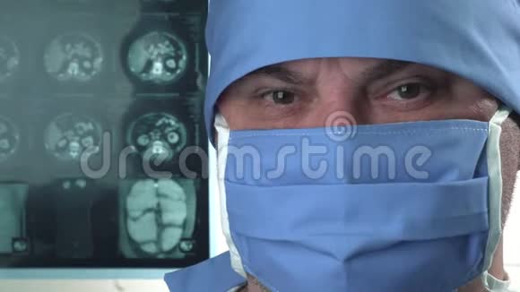 医生在临床上使用听诊器进行保护性医疗面罩听心跳和肺功能关闭视图视频的预览图