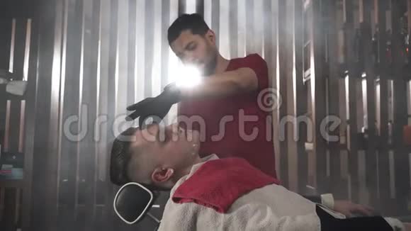 穿着红色T恤和黑色手套的理发师给歹徒刮胡子视频的预览图