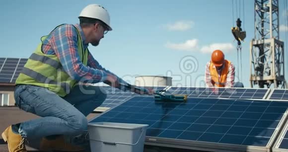 技术人员清洁和维护太阳能电池板视频的预览图