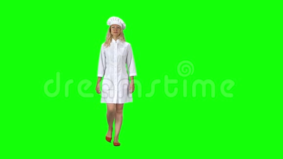 金发厨师穿着白色制服戴着顶绿色屏幕的帽子视频的预览图