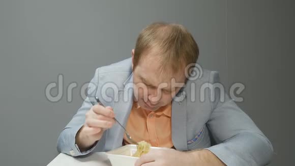 穿夹克衫的人不想吃方便面他用叉子挑面条吃视频的预览图