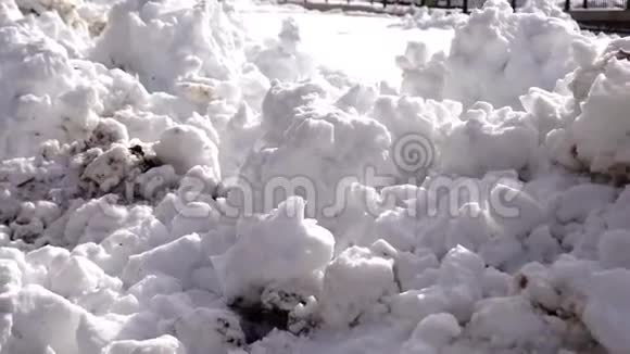 一堆白色的脏雪团视频的预览图
