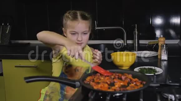 聪明的女孩学做饭年轻的女主人孩子们用咸肉煎蛋卷做一个那不勒斯鸡蛋煎蛋卷视频的预览图