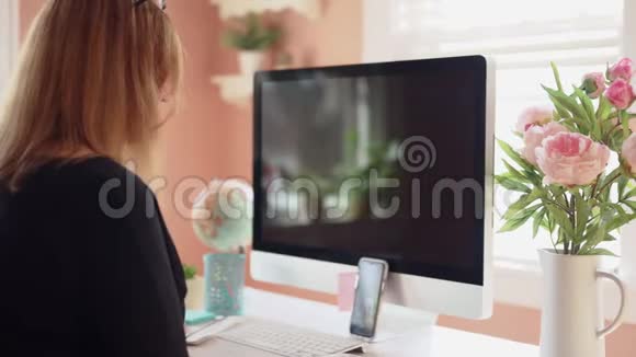家庭办公室的女人面对面的视频通话视频的预览图