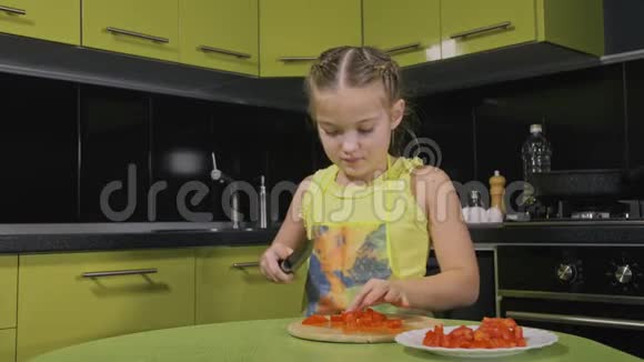 聪明的女孩学做饭年轻的女主人孩子们用咸肉煎蛋卷做一个那不勒斯鸡蛋煎蛋卷视频的预览图