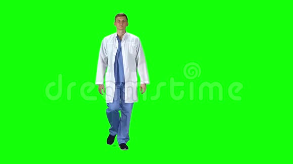 穿着白色外套的医务人员在绿色的背景下向前看视频的预览图