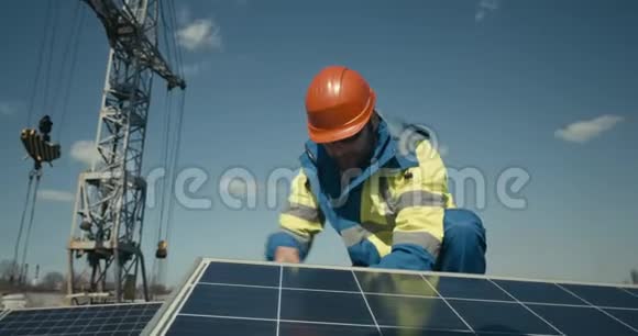 安装太阳能电池板和看摄像头的技术员视频的预览图