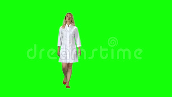 穿着白色医用外套的金发女孩对着绿色的屏幕视频的预览图