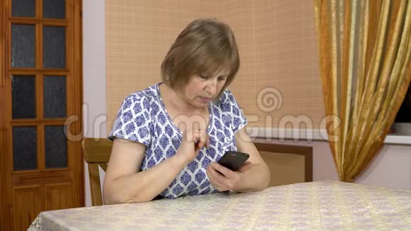 一个女人第一次使用电话老妇人不懂怎么用电话戳她视频的预览图