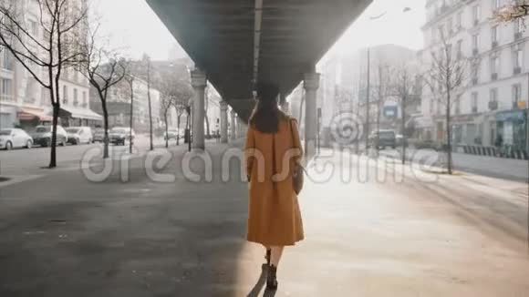 在高速地铁下探索巴黎街道的美丽优雅的游客女性的后景城市生活理念慢动作视频的预览图