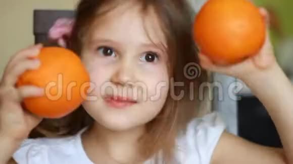 在孩子的手里合上橙色小女孩玩两个橡皮泥视频的预览图