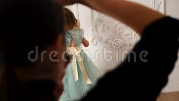 穿绿色裙子的女孩子在摄影师面前摆姿势视频的预览图