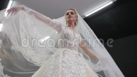 新娘身穿白色婚纱头戴皇冠手拿面纱视频的预览图