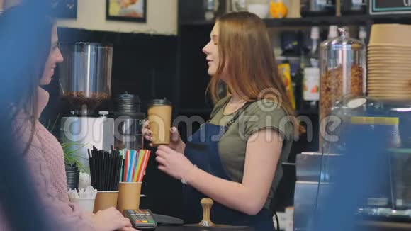有礼貌的咖啡师完成了给客户咖啡杯的订单视频的预览图